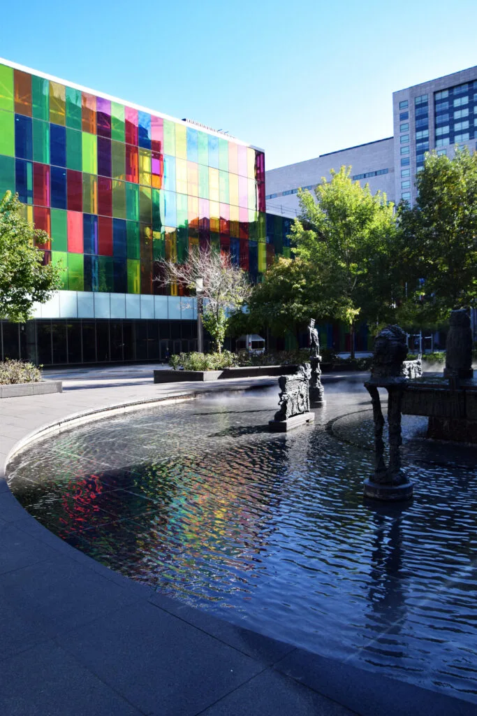 Palais des Congres mit dem Riopelle Brunnen