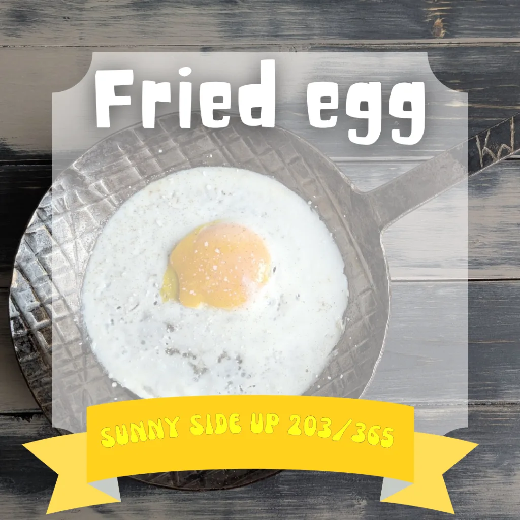Lexe · Fried egg sunny side up: Schöner werden meine Spiegeleier nicht. Und Food photographer werde ich in diesem Leben auch keiner mehr. 🤷🏻‍♀️ Gemacht habe ich das Spiegelei in einem Pfandl, das mein Papa selbst gemacht hat, wie man an seinen Initialen am Griff erkennen kann. ❤️
