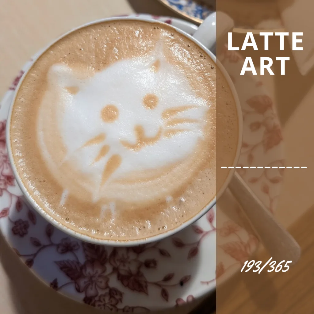 Lexe · Latte art: Zum Glück hatte ich im Februar die Aufgaben noch gut im Kopf und habe die Katze in meinem Kaffee bei Omas Teekanne fotografiert.