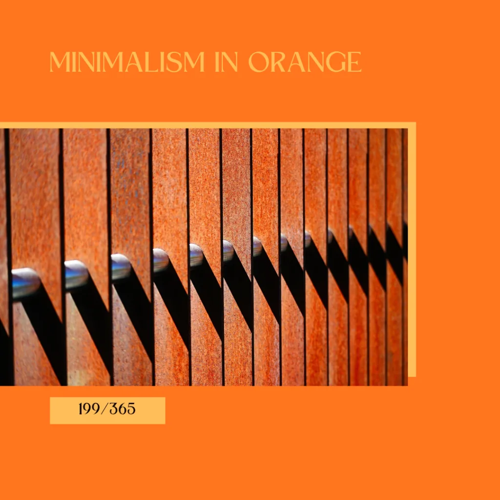 Lexe · Minimalism in orange: Ich hätte auch ein Foto aus Norwegen gehabt, aber ich habe mich für ein Foto von einem Spaziergang in Graz entschieden. Sonst glaubt noch wer, ich würde Tourismus Werbung machen. 🤭