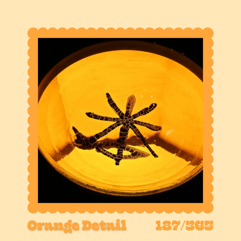 Lexe · Orange detail: Das Taufbecken in der Nordlichtkathedrale in Alta.