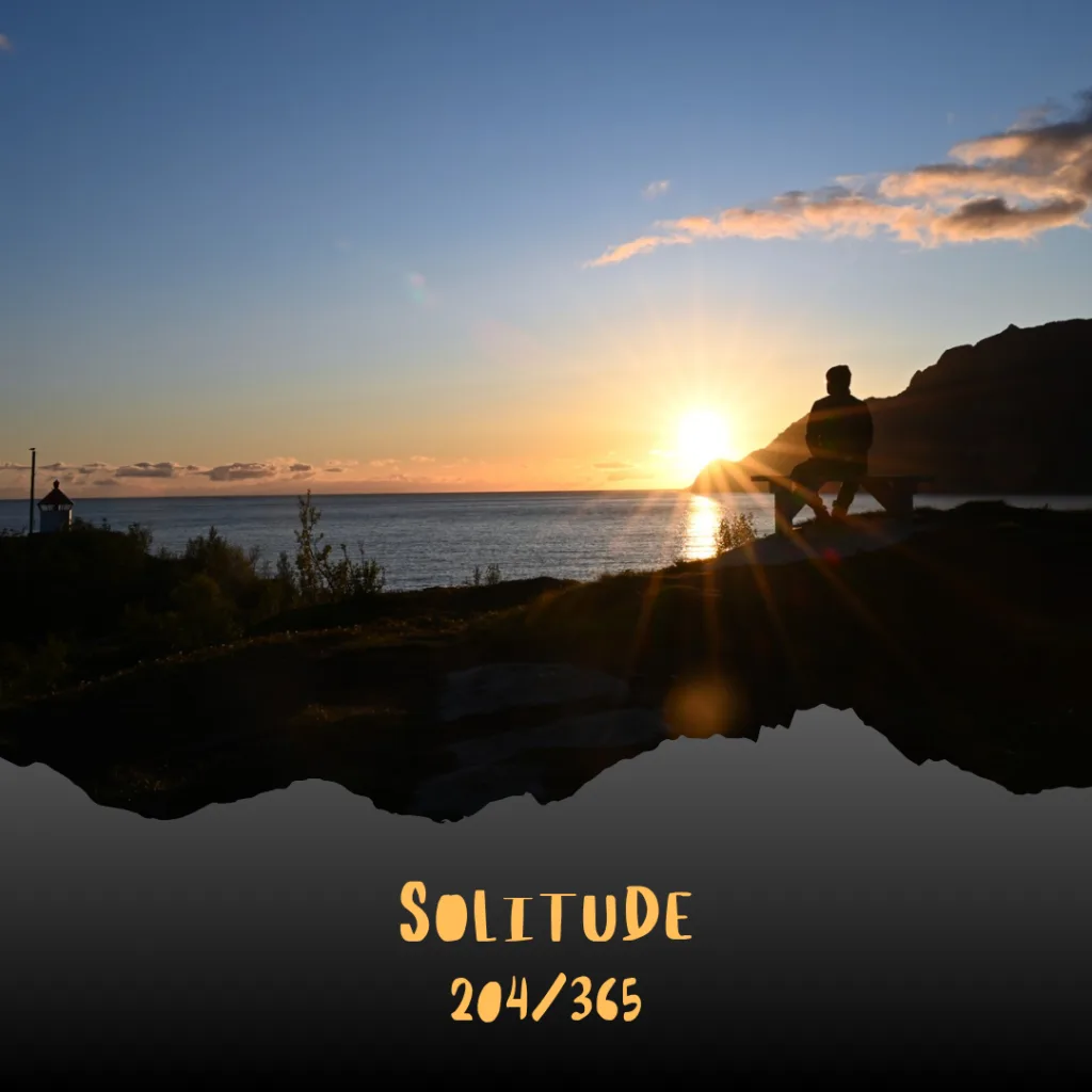 Lexe · Solitude: Ich habe das schon vor zwei Monaten in Norwegen ausprobiert. Das Bankerl auf Husøy hat sich zur Mitternachtssonne förmlich aufgedrängt für dieses Foto. Wir waren da um halb eins in der Nacht auch wirklich alleine dort.