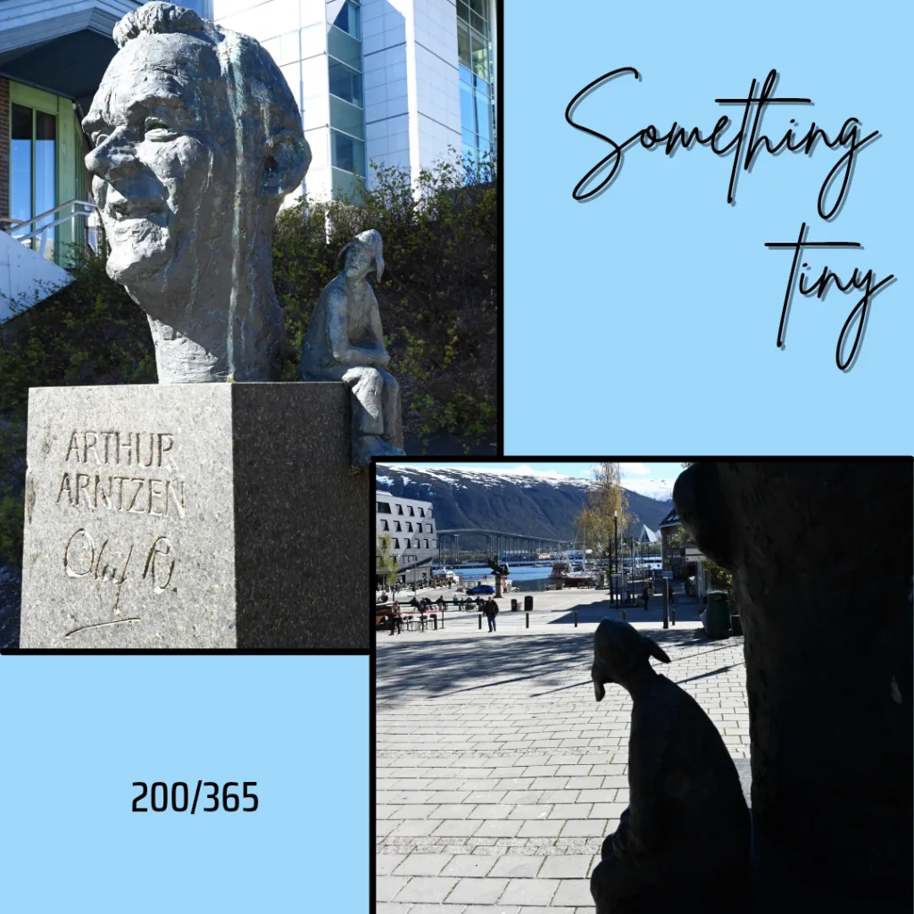 Lexe · Something tiny: Wer durch die Altstadt von Tromsø spaziert, stößt auf dieses besondere Denkmal: Es ehrt das Lebenswerk des lokalen Autors Arthur Arntzen, dessen Bronzebüste von seiner Kultfigur „Oluf“ begleitet wird. Von diesem zentralen Plätzchen aus hat man übrigens auch einen genialen Dire