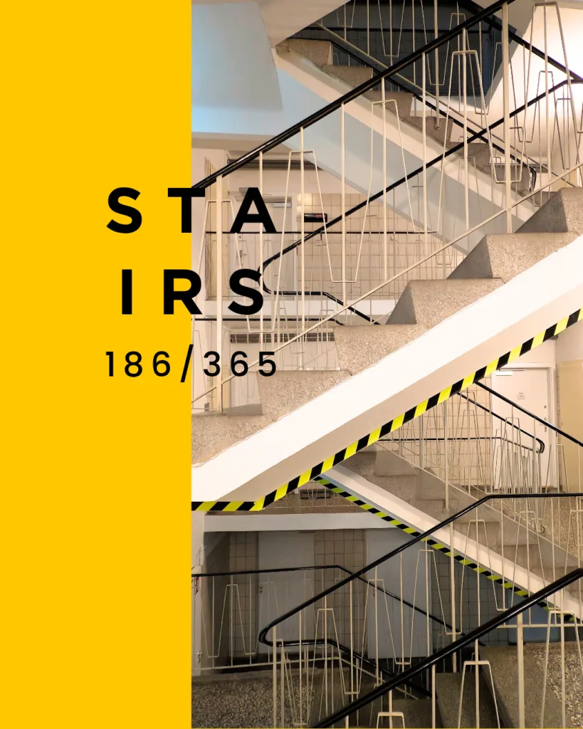 Lexe · Stairs: Unverhofft kommt oft. Ein Freund von uns wohnt neben der Tanzschule. Bei einem unserer letzten Kurse haben wir kurz vorbeigeschaut und ich habe dieses coole Stiegenhaus fotografiert.