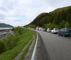 Foto aus „Tunnel-Terror, Zimtschnecken-Deal & arktische Surfer: Reine(s) Gefühlschaos auf dem Weg nach Å“