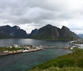 Foto aus „Hey Wickie, Auge in Auge mit dem Drachen und das Panorama-Paradoxon: Sind wir im Liliput-Haus die Aussicht oder haben wir sie?“
