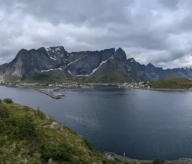 Foto aus „Hey Wickie, Auge in Auge mit dem Drachen und das Panorama-Paradoxon: Sind wir im Liliput-Haus die Aussicht oder haben wir sie?“
