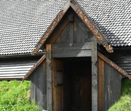 Foto aus „Hey Wickie, Auge in Auge mit dem Drachen und das Panorama-Paradoxon: Sind wir im Liliput-Haus die Aussicht oder haben wir sie?“