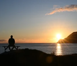 Foto aus „Husøy um Mitternacht: Warum James Bond auf dieser Schurkeninsel eine Sonnenbrille braucht“
