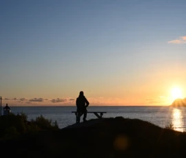 Foto aus „Husøy um Mitternacht: Warum James Bond auf dieser Schurkeninsel eine Sonnenbrille braucht“
