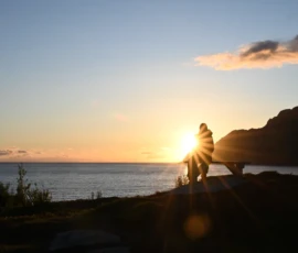 Foto aus „Husøy um Mitternacht: Warum James Bond auf dieser Schurkeninsel eine Sonnenbrille braucht“