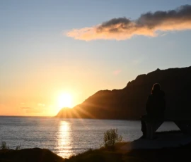 Foto aus „Husøy um Mitternacht: Warum James Bond auf dieser Schurkeninsel eine Sonnenbrille braucht“