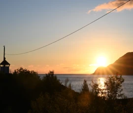Foto aus „Husøy um Mitternacht: Warum James Bond auf dieser Schurkeninsel eine Sonnenbrille braucht“
