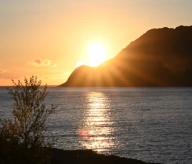 Foto aus „Husøy um Mitternacht: Warum James Bond auf dieser Schurkeninsel eine Sonnenbrille braucht“