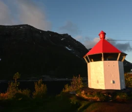 Foto aus „Husøy um Mitternacht: Warum James Bond auf dieser Schurkeninsel eine Sonnenbrille braucht“