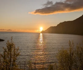 Foto aus „Husøy um Mitternacht: Warum James Bond auf dieser Schurkeninsel eine Sonnenbrille braucht“