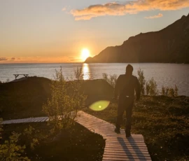 Foto aus „Husøy um Mitternacht: Warum James Bond auf dieser Schurkeninsel eine Sonnenbrille braucht“