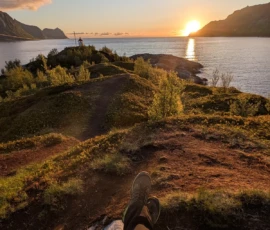 Foto aus „Husøy um Mitternacht: Warum James Bond auf dieser Schurkeninsel eine Sonnenbrille braucht“