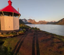 Foto aus „Husøy um Mitternacht: Warum James Bond auf dieser Schurkeninsel eine Sonnenbrille braucht“