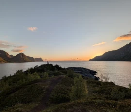 Foto aus „Husøy um Mitternacht: Warum James Bond auf dieser Schurkeninsel eine Sonnenbrille braucht“