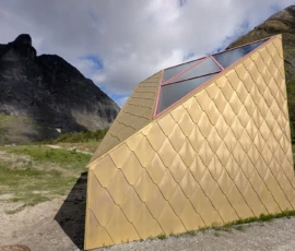 Foto aus „Der Spion, der das Rentier traf: Unser Weg über das Teufelsgebiss ins Bond-Schurkenversteck“