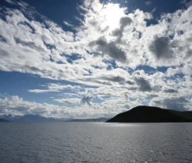 Foto aus „„Liebesgrüße vom Fjellheisen: Leben und sterben lassen in der Gondel“ und „Moxy-Royale: Ein Quantum Postkarten-Hoffnung““
