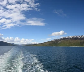 Foto aus „„Liebesgrüße vom Fjellheisen: Leben und sterben lassen in der Gondel“ und „Moxy-Royale: Ein Quantum Postkarten-Hoffnung““