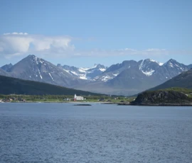 Foto aus „„Liebesgrüße vom Fjellheisen: Leben und sterben lassen in der Gondel“ und „Moxy-Royale: Ein Quantum Postkarten-Hoffnung““