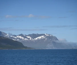 Foto aus „„Liebesgrüße vom Fjellheisen: Leben und sterben lassen in der Gondel“ und „Moxy-Royale: Ein Quantum Postkarten-Hoffnung““