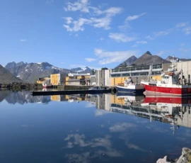 Foto aus „„Liebesgrüße vom Fjellheisen: Leben und sterben lassen in der Gondel“ und „Moxy-Royale: Ein Quantum Postkarten-Hoffnung““