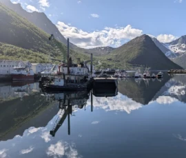 Foto aus „„Liebesgrüße vom Fjellheisen: Leben und sterben lassen in der Gondel“ und „Moxy-Royale: Ein Quantum Postkarten-Hoffnung““
