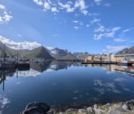 Foto aus „„Liebesgrüße vom Fjellheisen: Leben und sterben lassen in der Gondel“ und „Moxy-Royale: Ein Quantum Postkarten-Hoffnung““
