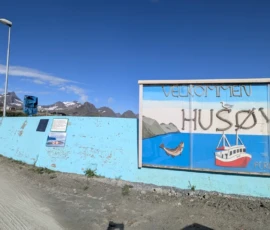 Foto aus „„Liebesgrüße vom Fjellheisen: Leben und sterben lassen in der Gondel“ und „Moxy-Royale: Ein Quantum Postkarten-Hoffnung““