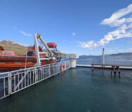 Foto aus „„Liebesgrüße vom Fjellheisen: Leben und sterben lassen in der Gondel“ und „Moxy-Royale: Ein Quantum Postkarten-Hoffnung““