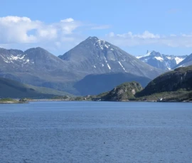 Foto aus „„Liebesgrüße vom Fjellheisen: Leben und sterben lassen in der Gondel“ und „Moxy-Royale: Ein Quantum Postkarten-Hoffnung““