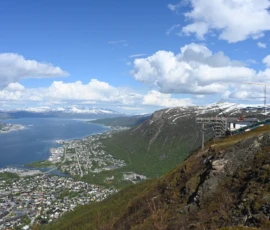 Foto aus „„Liebesgrüße vom Fjellheisen: Leben und sterben lassen in der Gondel“ und „Moxy-Royale: Ein Quantum Postkarten-Hoffnung““
