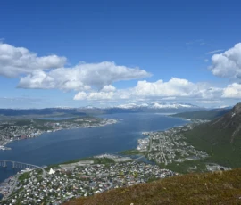 Foto aus „„Liebesgrüße vom Fjellheisen: Leben und sterben lassen in der Gondel“ und „Moxy-Royale: Ein Quantum Postkarten-Hoffnung““