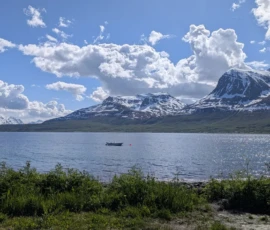 Foto aus „„Liebesgrüße vom Fjellheisen: Leben und sterben lassen in der Gondel“ und „Moxy-Royale: Ein Quantum Postkarten-Hoffnung““