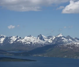 Foto aus „„Liebesgrüße vom Fjellheisen: Leben und sterben lassen in der Gondel“ und „Moxy-Royale: Ein Quantum Postkarten-Hoffnung““