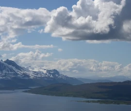 Foto aus „„Liebesgrüße vom Fjellheisen: Leben und sterben lassen in der Gondel“ und „Moxy-Royale: Ein Quantum Postkarten-Hoffnung““