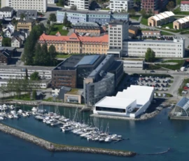 Foto aus „„Liebesgrüße vom Fjellheisen: Leben und sterben lassen in der Gondel“ und „Moxy-Royale: Ein Quantum Postkarten-Hoffnung““