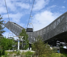 Foto aus „Zwischen Höhenflug am Holmenkollen und Paris-Panik in Oslo: Das Doppelrot- und Klinken-Mysterium“