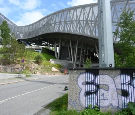 Foto aus „Zwischen Höhenflug am Holmenkollen und Paris-Panik in Oslo: Das Doppelrot- und Klinken-Mysterium“