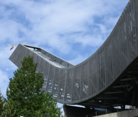 Foto aus „Zwischen Höhenflug am Holmenkollen und Paris-Panik in Oslo: Das Doppelrot- und Klinken-Mysterium“