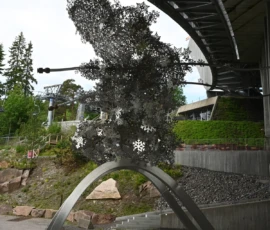 Foto aus „Zwischen Höhenflug am Holmenkollen und Paris-Panik in Oslo: Das Doppelrot- und Klinken-Mysterium“