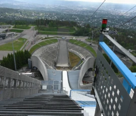 Foto aus „Zwischen Höhenflug am Holmenkollen und Paris-Panik in Oslo: Das Doppelrot- und Klinken-Mysterium“