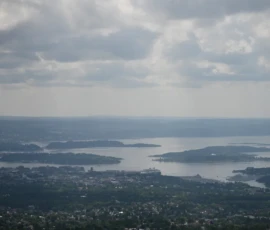 Foto aus „Zwischen Höhenflug am Holmenkollen und Paris-Panik in Oslo: Das Doppelrot- und Klinken-Mysterium“