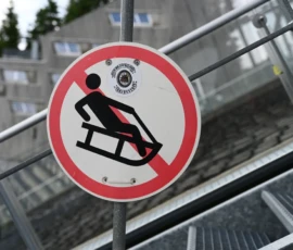 Foto aus „Zwischen Höhenflug am Holmenkollen und Paris-Panik in Oslo: Das Doppelrot- und Klinken-Mysterium“