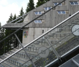 Foto aus „Zwischen Höhenflug am Holmenkollen und Paris-Panik in Oslo: Das Doppelrot- und Klinken-Mysterium“