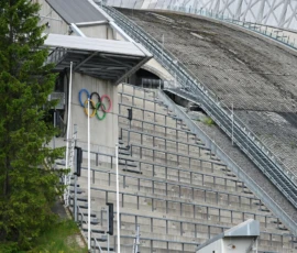 Foto aus „Zwischen Höhenflug am Holmenkollen und Paris-Panik in Oslo: Das Doppelrot- und Klinken-Mysterium“